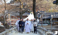 마곡사 경내 둘러보는 유인촌 장관