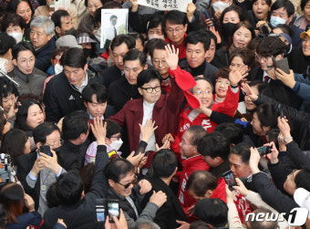 대구 서문시장에서 인사하는 한동훈
