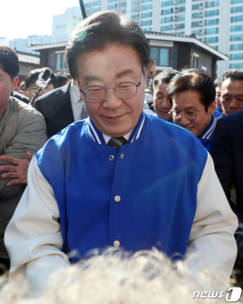 어르신의 말에 귀 기울이는 이재명 대표