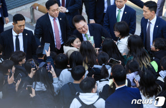 윤 대통령, 어린이들과 셀카