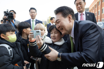 어린이와 셀카찍는 윤석열 대통령