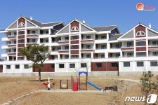 북한 강동지구에 들어선 새로운 온실농장 종업원 살림집