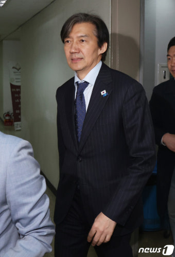 당사 들어서는 조국 대표