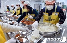 따뜻한 밥 한끼 나눠요…한국나눔연맹 천사무료급식소 문열어