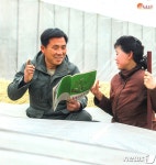 농사 기법에 대해 논의 중인 북한 농장원들