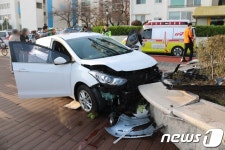 부산서 인도 돌진한 승용차 행인 3명 충격… 1명 부상