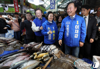의정부 제일시장 상인들과 대화 나누는 이재명 대표