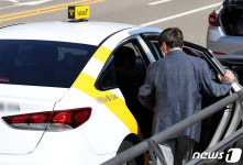 운전 중인 택시기사에 욕설하고 폭행한 50대…현행범 체포