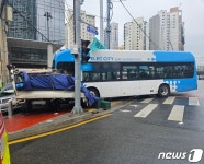 부산 부산진구 교차로서 시내버스 추돌 사고…10명 중·경상