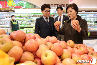 사과 살펴보는 송미령 농식품부 장관