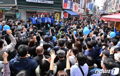 송파 새마을전통시장 찾은 이재명 대표