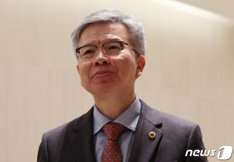 회의장 향하는 김택우 의협 비대위원장