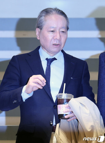 회의장 향하는 주수호