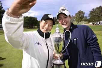 박세리 챔피언십 우승 코르다와 셀피 찍는 박세리