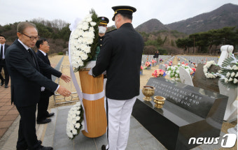 천안함 묘역에 헌화하는 이명박