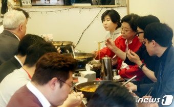 신당동 떡볶이타운 찾은 한동훈·이혜훈·인요한