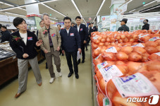 대형마트 농축산물 살펴보는 송미령 장관