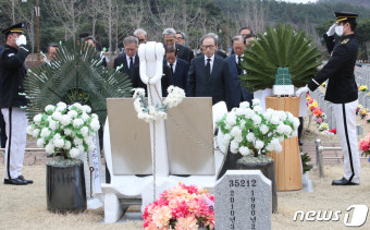 천안함 묘역 참배하는 이명박 전 대통령