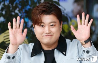 김호중, 여심저격 손 인사