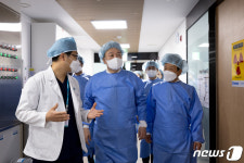 윤 대통령, 청주 한국병원 전격 방문