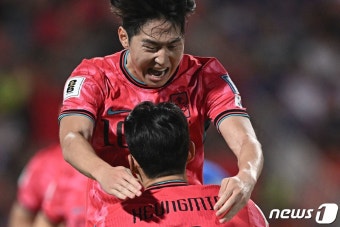 이강인 끌어안은 손흥민 