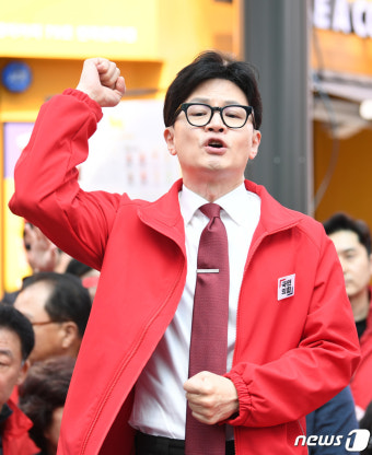 주먹 꽉 쥐고 지지 호소하는 한동훈