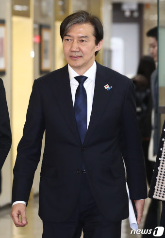 외신 기자회견 참석하는 조국 대표