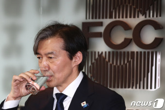 목 축이는 조국 대표