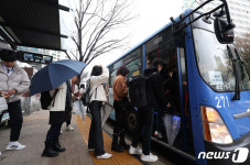 버스 탑승하는 시민들
