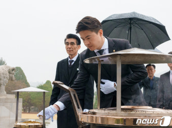 대전현충원서 분향하는 오영환 선대위원장