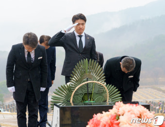 대전 현충원 참배하는 오영환 총괄선대위원장
