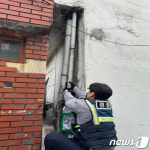 집 열쇠 잃어버린 70대 어르신 위해 담 넘은 부산 경찰