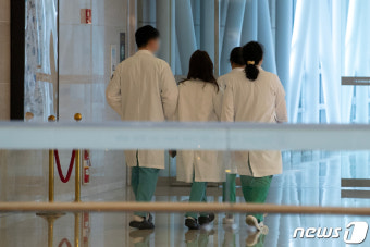 의정대립 장기화 '정부 전공의 근무시간 단축 제시'
