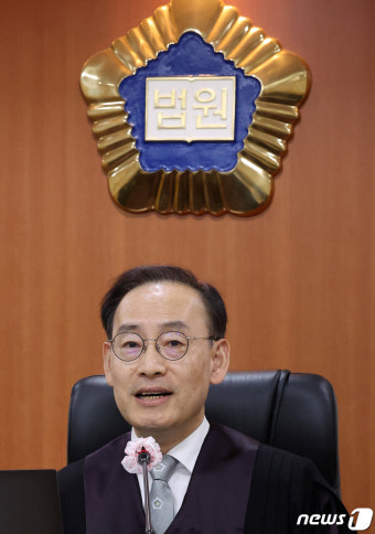 미제사건 민사단독 재판 진행하는 김정중 서울중앙지방법원장