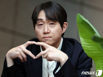 최성원, 수줍게 손하트
