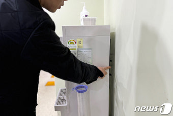 정수기 뒤에 설치됐던 사전투표소 불법카메라