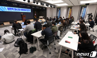 취재진 앞에 선 임현택 의협 회장 당선인