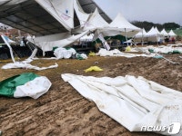 옥천묘목축제장 국지적 돌풍에 천막 22동 무너져…4명 경상