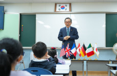조태열 외교부 장관, 서울휘경초 늘봄학교 일일교사로 나서