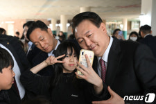 윤 대통령, 늘봄학교 학생들과 셀카