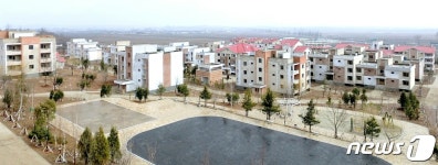 북한, 평양 금대농장에서 새집들이 경사 진행…농촌문명 자랑