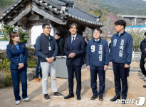 김영삼시술원 | 김영삼 대통령 생가 찾은 조국 대표