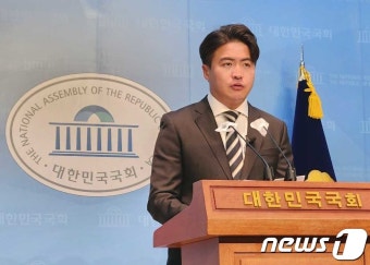 긴급 기자회견 갖는 오영환 총괄선대위원장