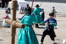 갑사 취재 체험하는 어린이들