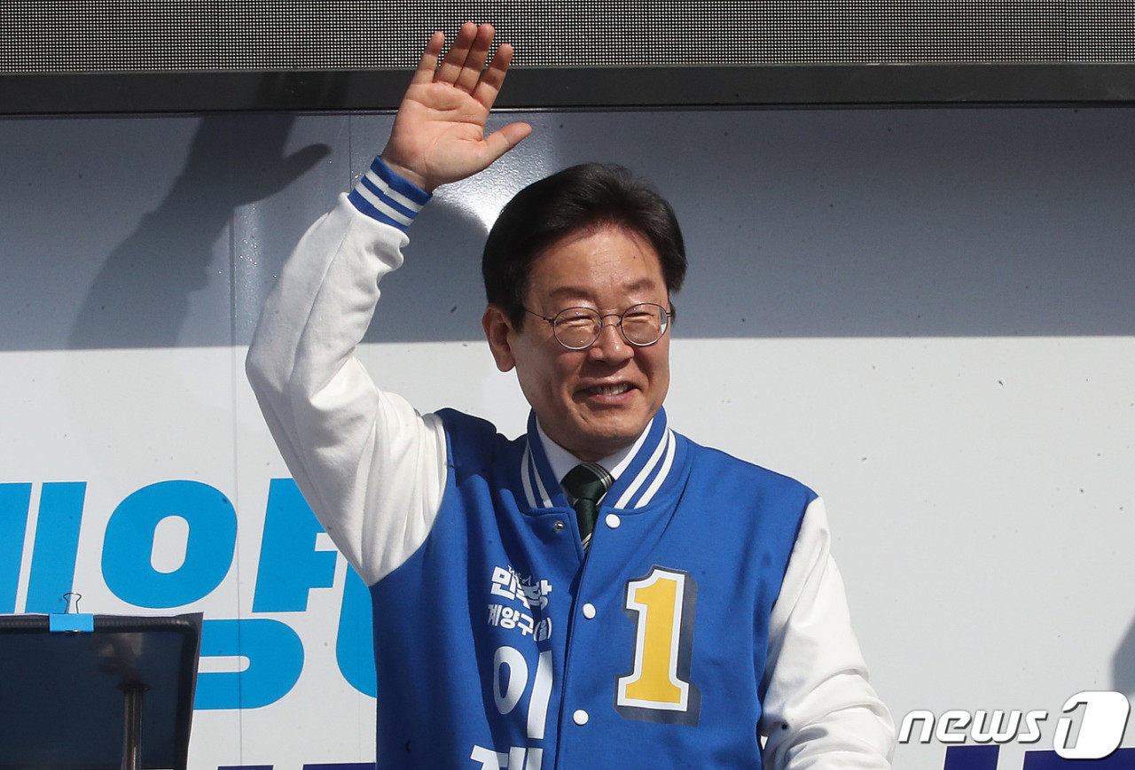 이재명, 지역 상인과 경제 대응책 협의 강조 중 - 예산 협상도 성의 있게 모색 중