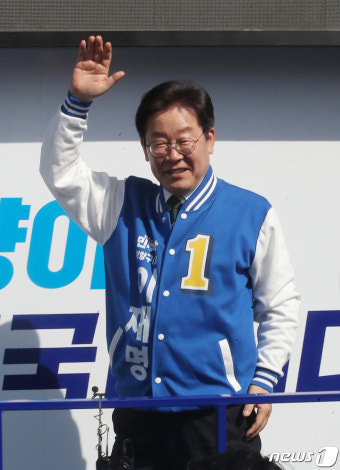 손 흔드는 이재명 대표