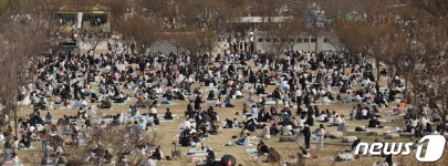 완연한 봄날씨에 북적이는 한강시민공원