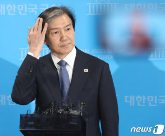 취재진 질문 받는 조국 대표
