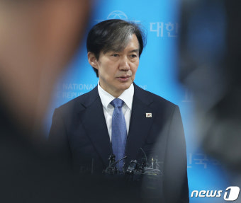 취재진 질문 받는 조국 대표