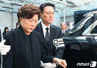 [뉴스1 ]故 남일우, 영면에 들다…아내 김용림·아들 남성진 눈물로 배웅